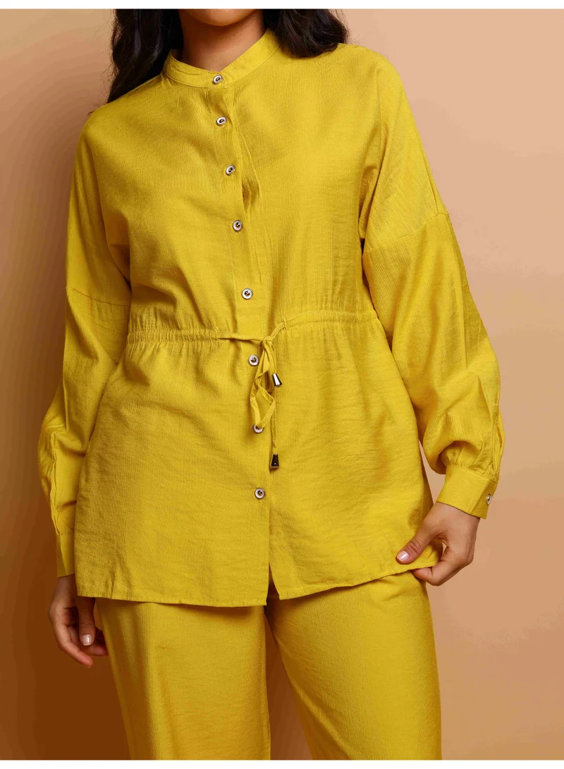 اكسا طقم عصري قطعتين قميص واسع وبنطلون بتفاصيل تطريز كريستالي أصفر